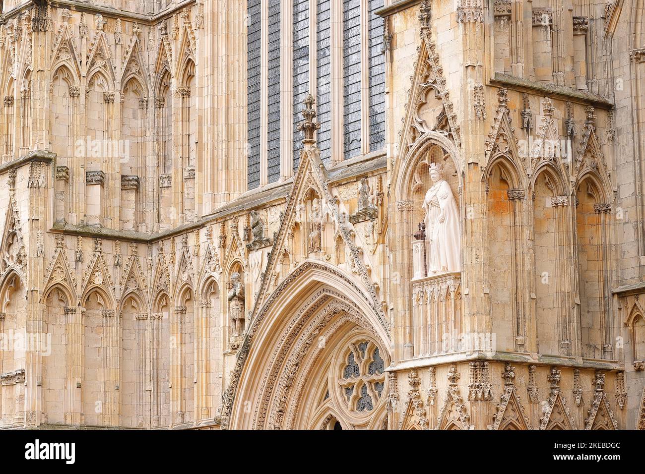 Die neue Statue der verstorbenen Königin Elizabeth II. Von Richard Bossons, die am 9.. November im York Minster, North Yorkshire, von König Charles III enthüllt wurde Stockfoto