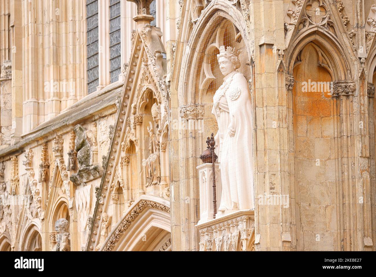 Die neue Statue der verstorbenen Königin Elizabeth II. Von Richard Bossons, die am 9.. November im York Minster, North Yorkshire, von König Charles III enthüllt wurde Stockfoto