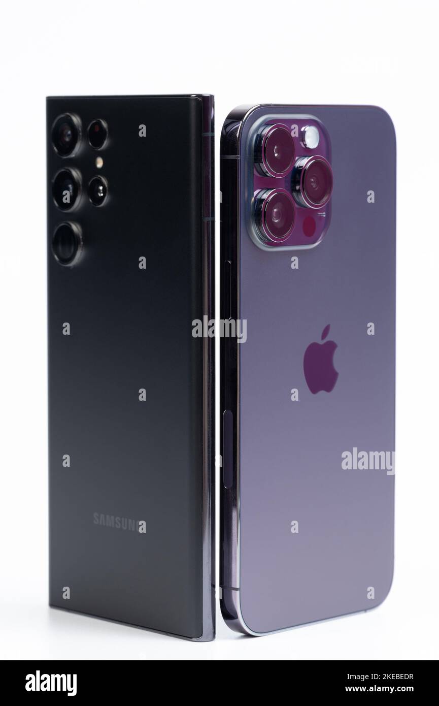 New york, USA - 8. November 2022: Vergleichen Sie Apple iphone 14 pro max und samsung Galaxy S22 ultra Smartphone zurück isoliert Stockfoto