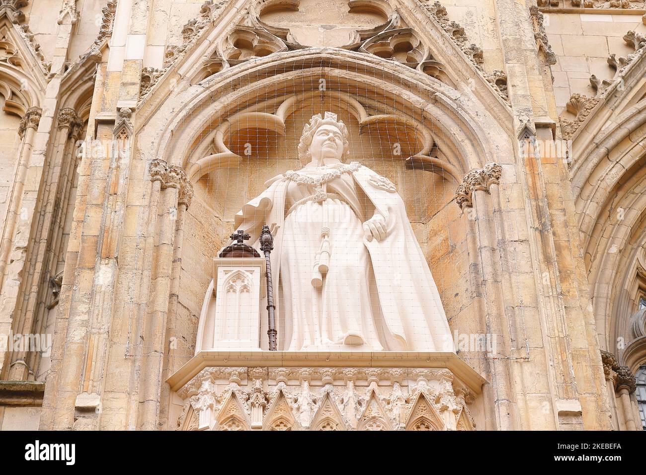 Die neue Statue der verstorbenen Königin Elizabeth II. Von Richard Bossons, die am 9.. November im York Minster, North Yorkshire, von König Charles III enthüllt wurde Stockfoto
