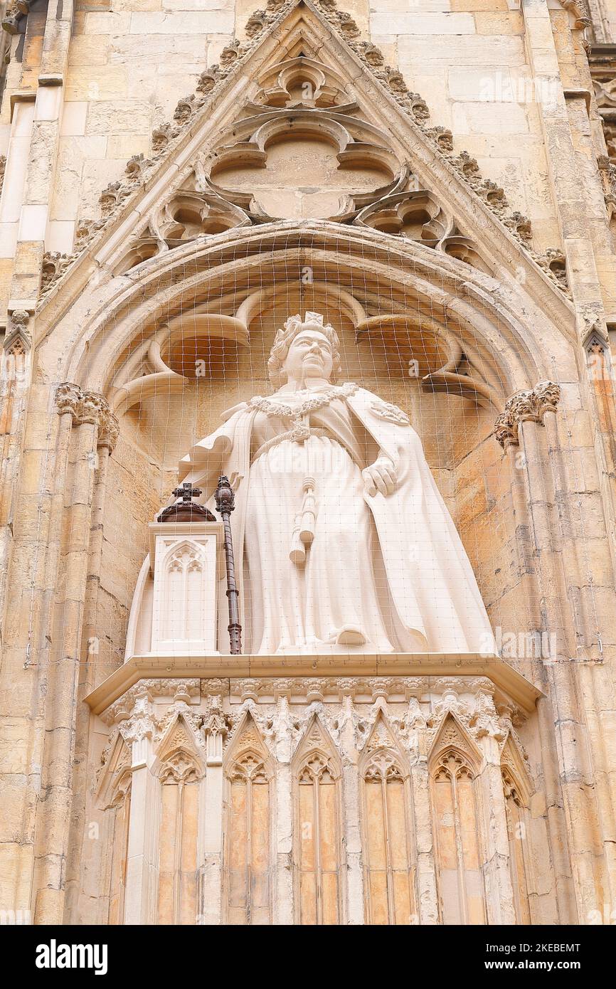 Die neue Statue der verstorbenen Königin Elizabeth II. Von Richard Bossons, die am 9.. November im York Minster, North Yorkshire, von König Charles III enthüllt wurde Stockfoto
