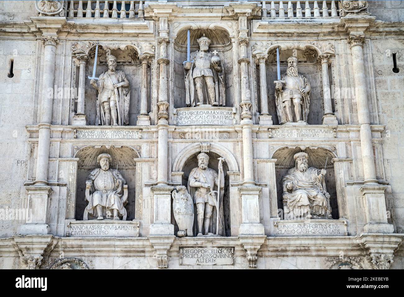 Statuen auf dem Bogen von Santa Maria in Burgos, Spanien. Stockfoto