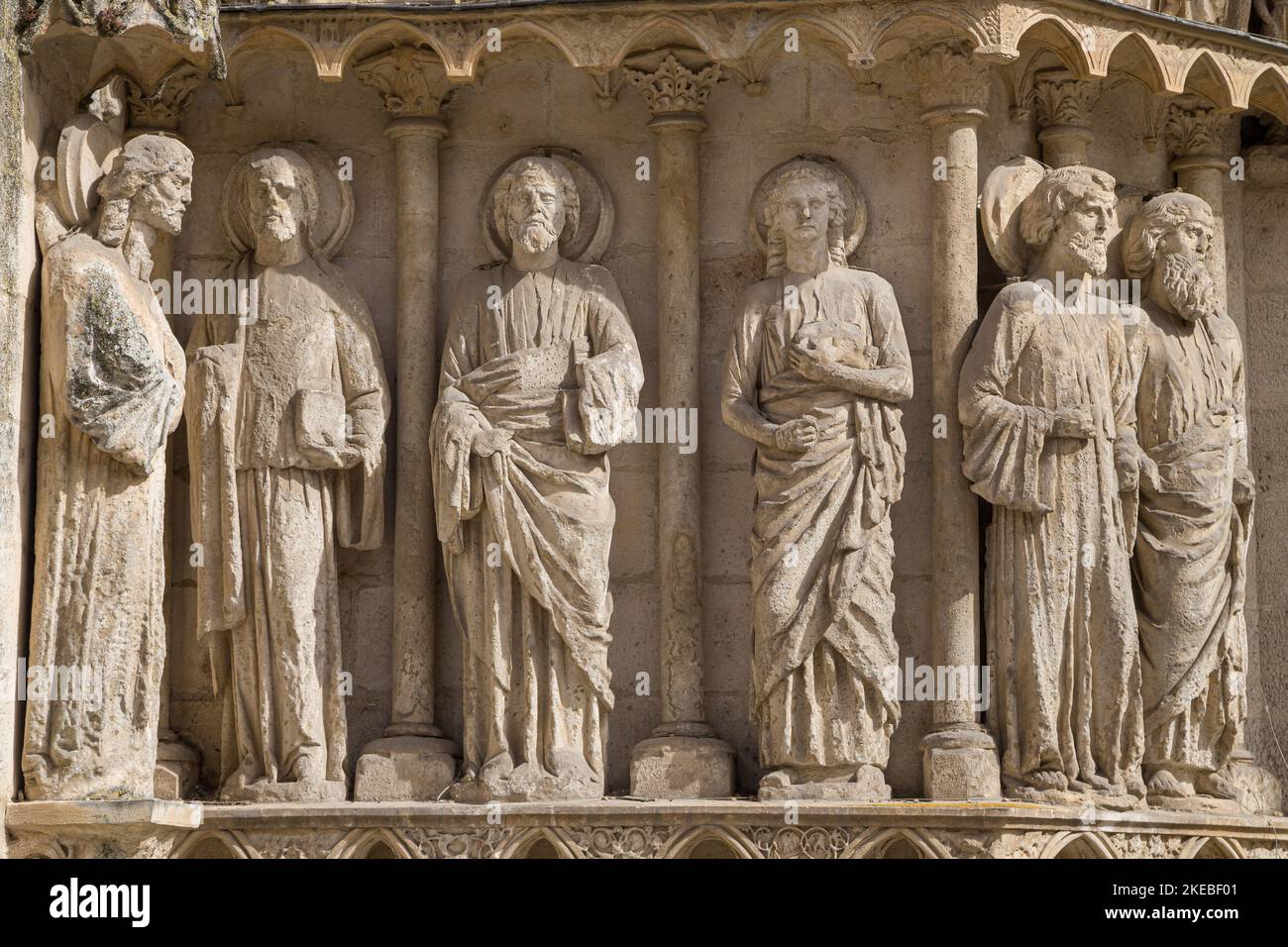 Detail der Skulpturen auf dem Pfosten der Coroneria-Tür, Kathedrale von Burgos, Spanien. Stockfoto