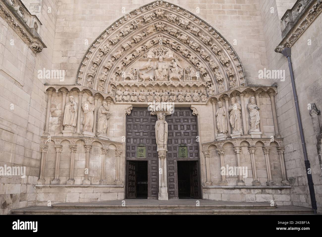 Tür der Kathedrale Sarmental von Burgos, Spanien. Stockfoto