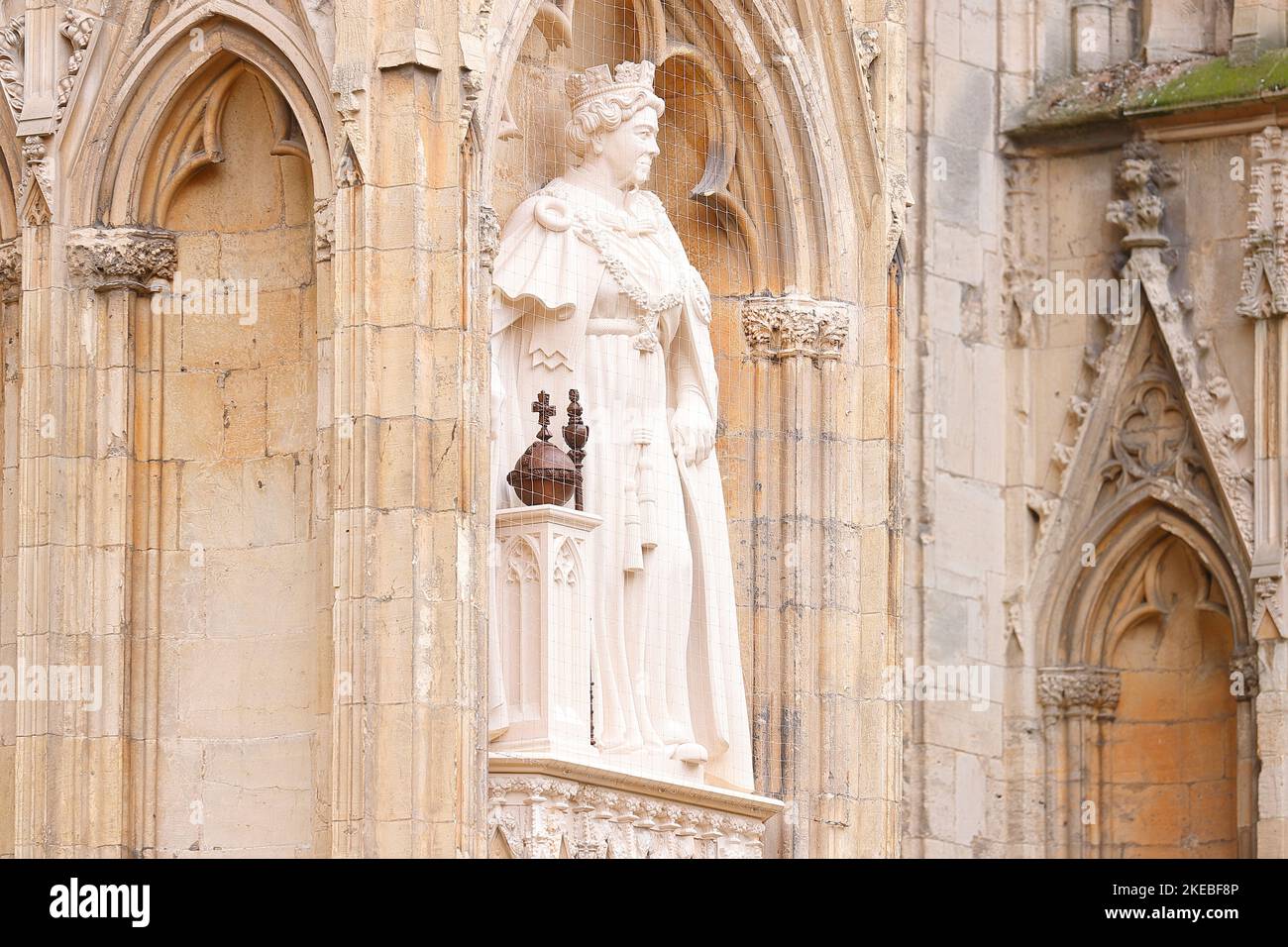 Die neue Statue der verstorbenen Königin Elizabeth II. Von Richard Bossons, die am 9.. November im York Minster, North Yorkshire, von König Charles III enthüllt wurde Stockfoto