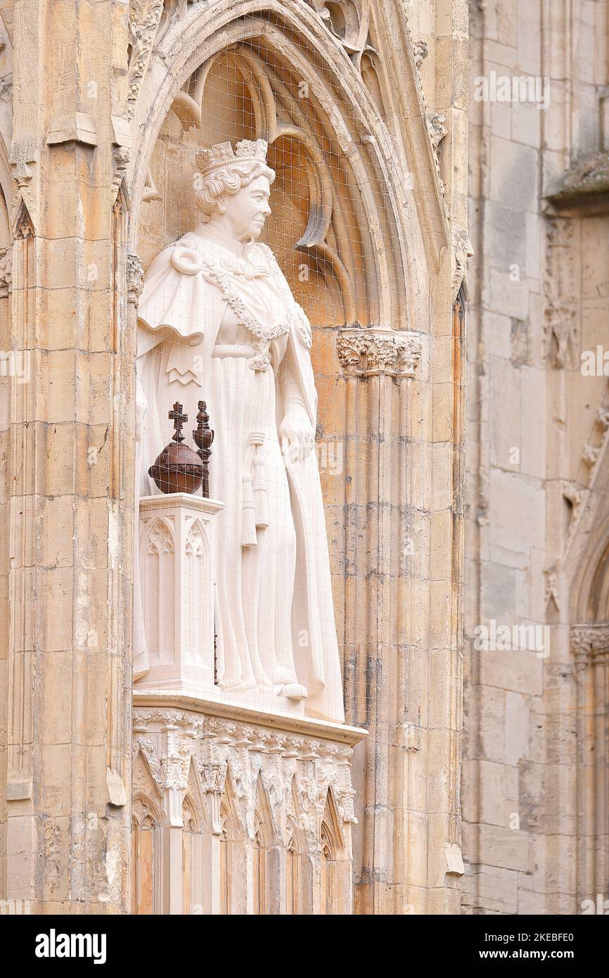 Die neue Statue der verstorbenen Königin Elizabeth II. Von Richard Bossons, die am 9.. November im York Minster, North Yorkshire, von König Charles III enthüllt wurde Stockfoto