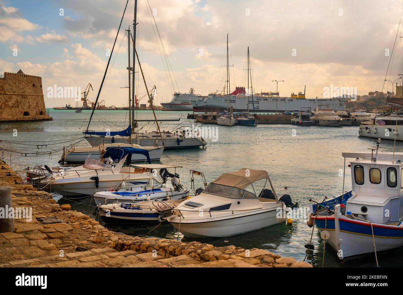 Kleine und große Schiffe vertäuten im venezianischen Hafen in Heraklion, Kreta, Griechenland. Stockfoto