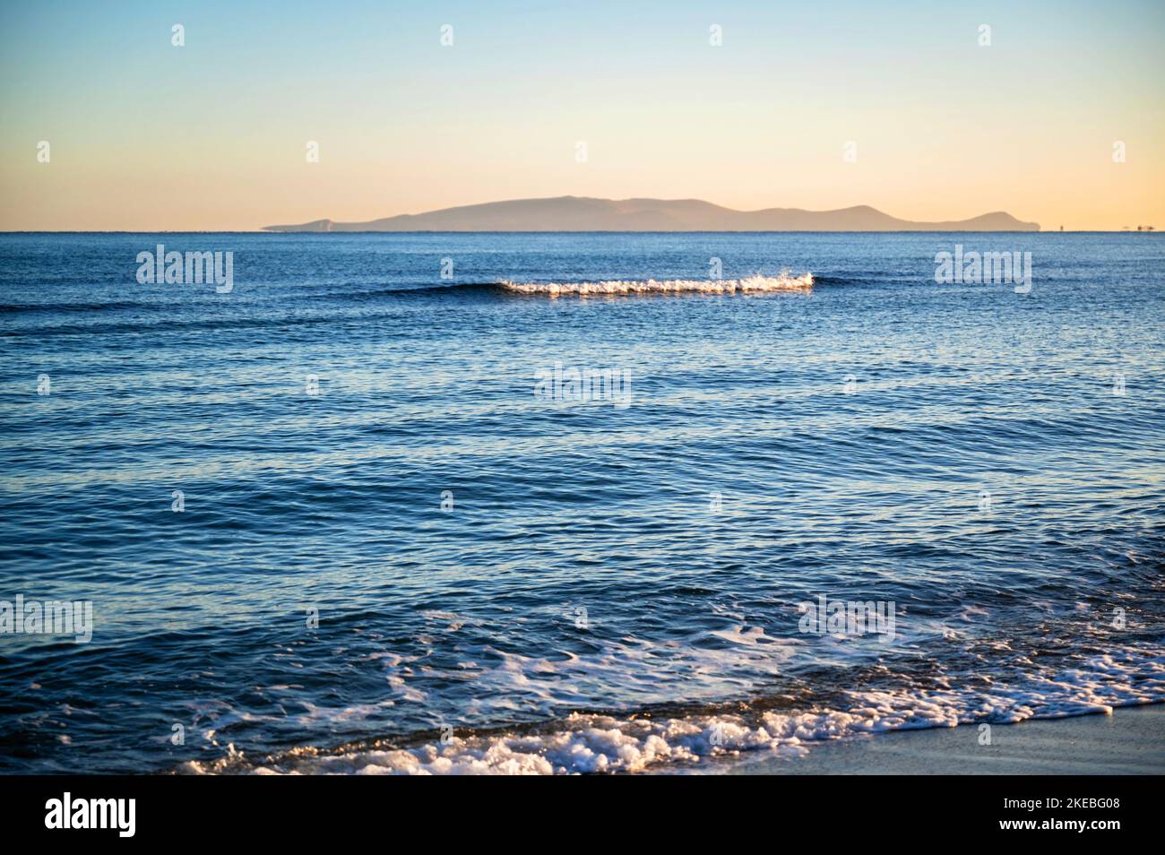 Blaues, geriffeltes kretisches Meer, Insel Dia am Horizont, Amoudara, Kreta, Griechenland. Stockfoto