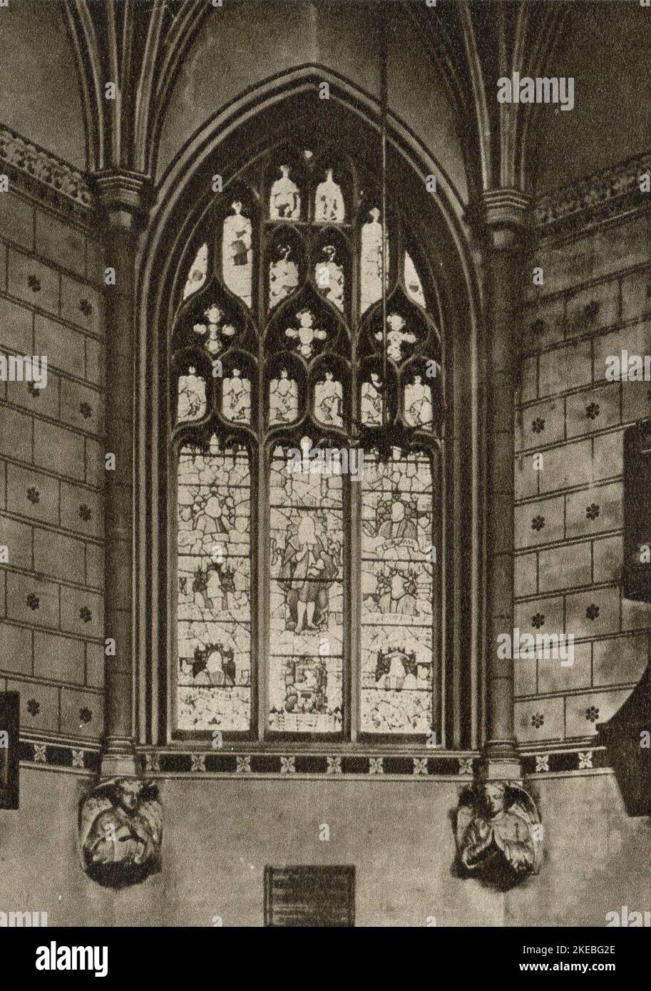 Fotolithografie eines Buntglasfensters von Percy Bacon & Brothers, das 1895 in St Dunstan's im Westen, Fleet Street, London, installiert wurde. Das Fenster feiert das Leben und Werk von Isaak Walton, berühmt für sein Buch „The Complete Angler“. Die. Die stehende Figur von Walton ist eine Kopie der Statue von Miss Mary Grant, die in einer Nische der großen Leinwand in der Winchester Cathedral steht. Stockfoto