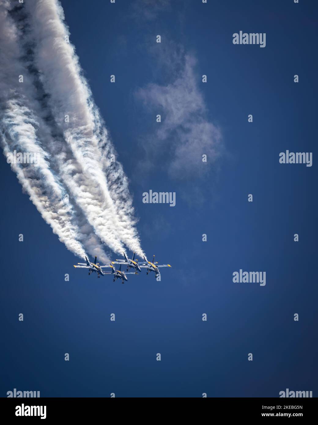 Die US Navy Blue Angels, mit ausgefahrtem Fahrwerk, führen eine schmutzige Schleife auf der Miramar Airshow 2022 in San Diego, Kalifornien, durch. Stockfoto