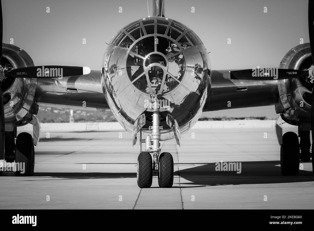 Die Nase einer B-29 Superfortrees, die 1944 gebaut wurde und den Namen Doc trägt, die auf dem Asphalt sitzt und auf Touristen wartet, die zur Miramar Airshow 2022 in S ankommen Stockfoto
