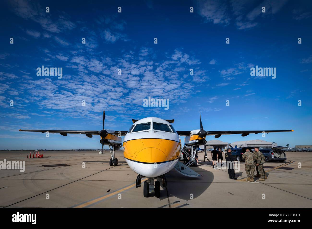 Mitglieder der US Army Golden Knights bereiten ihre Ausrüstung vor ihrem Sprung auf der Miramar Airshow 2022 in San Diego, Kalifornien, vor. Stockfoto