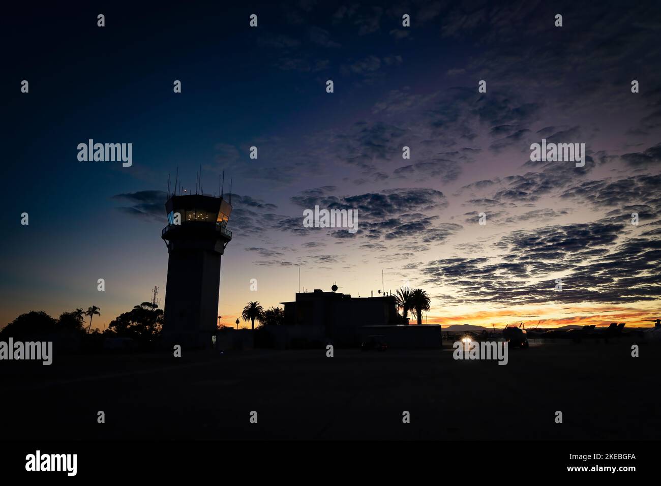 Am frühen Morgen am Kontrollturm der Marine Corps Air Station Miramar, bevor die Massen zur Miramar Airshow 2022 in San Diego, Kalifornien, eintreffen Stockfoto