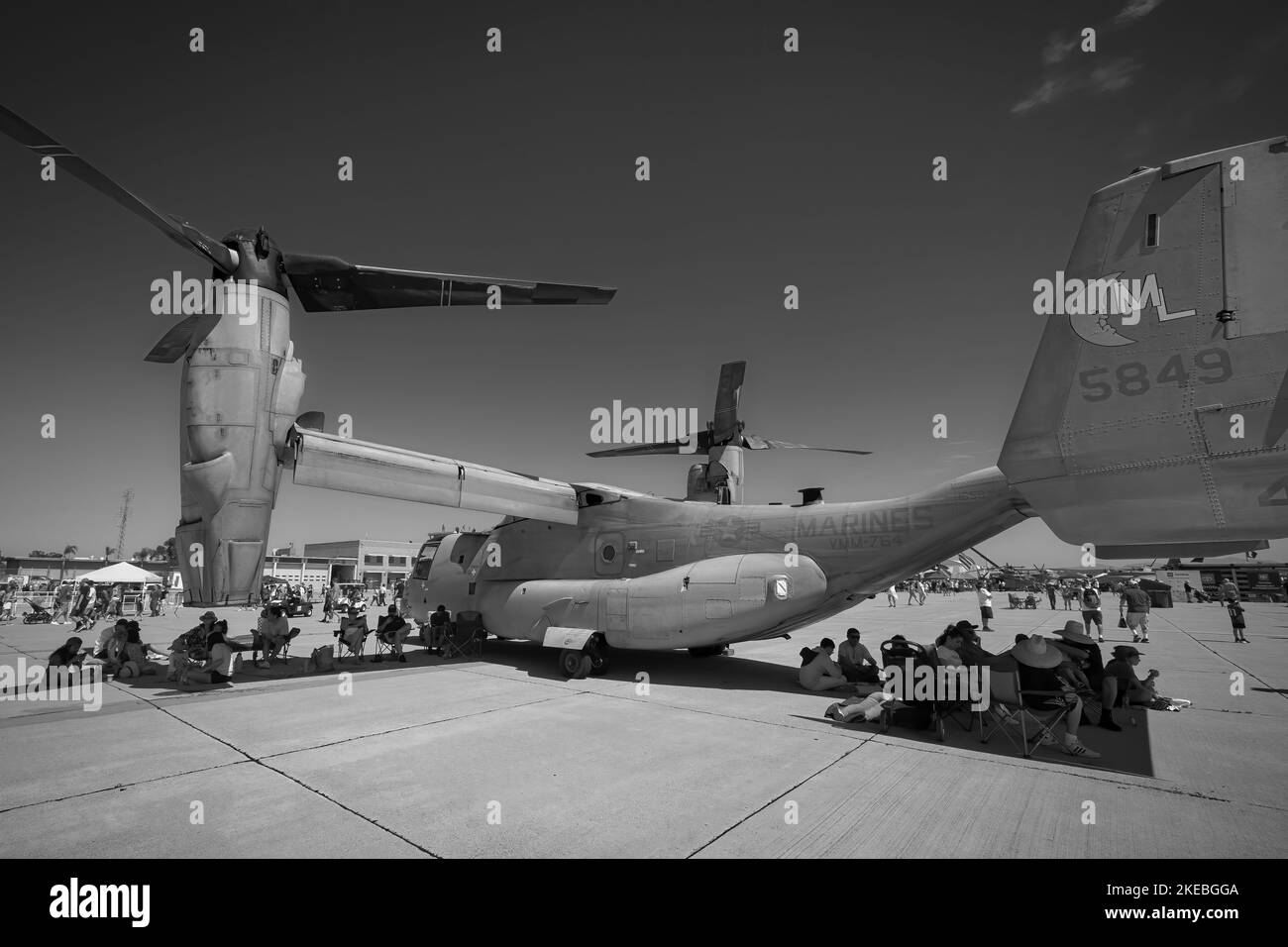 Airshow-Zuschauer werden bei der Miramar Airshow 2022 in San Diego, Kalifornien, im Schatten eines V-22 Fischadlers von der Sonne entlastet. Stockfoto