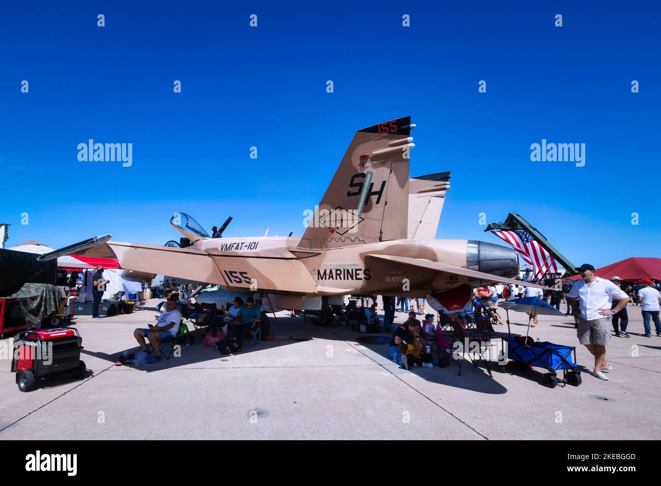 Airshow-Zuschauer werden bei der Miramar Airshow 2022 in San Diego, Kalifornien, im Schatten einer FA-18 Hornet von der Sonne entlastet. Stockfoto