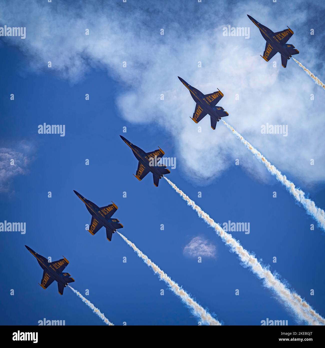 Die US Blue Angels, mit Smoke on, treten auf der Miramar Airshow 2022 in San Diego, Kalifornien, auf...... Stockfoto
