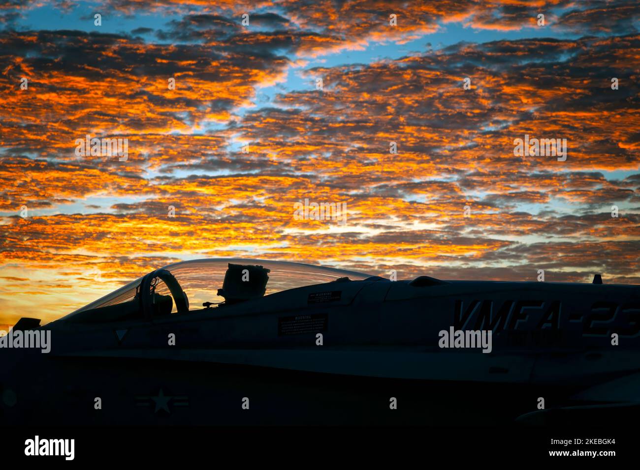 Die Sonne geht hinter einer FA-18 Hornet auf der Miramar Airshow 2022 in San Diego, Kalifornien, auf. Stockfoto