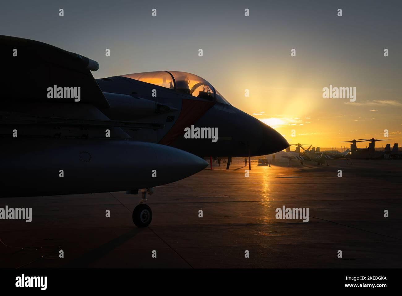 Ein F-15 Eagle der US Air Force bekommt die Morgensonne, bevor die Massen ankommen, auf der Miramar Airshow 2022 in San Diego, Kalifornien. Stockfoto
