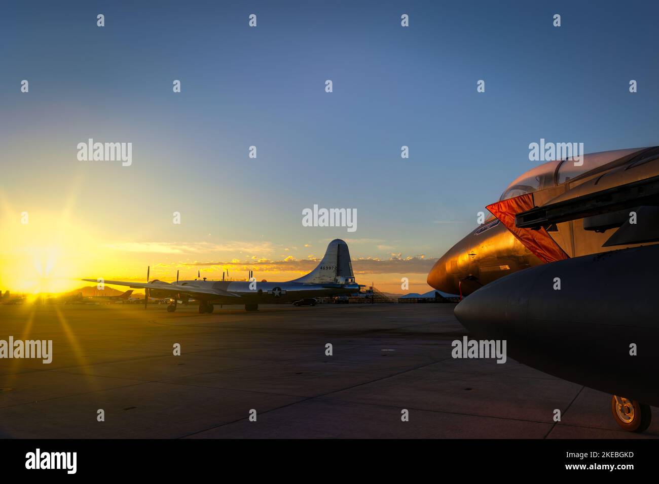 Ein F-15 Eagle der US Air Force bekommt die Morgensonne mit einer B-29 Superfortress im Hintergrund auf der Miramar Airshow 2022 in San Diego, Kalifornien. Stockfoto