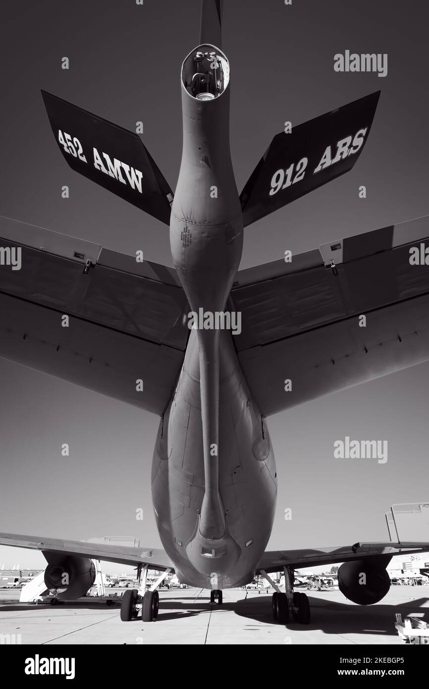 Blick auf den Schwanz eines US Air Force KC-135 Stratotankers auf der Miramar Airshow 2022 in San Diego, Kalifornien. Stockfoto