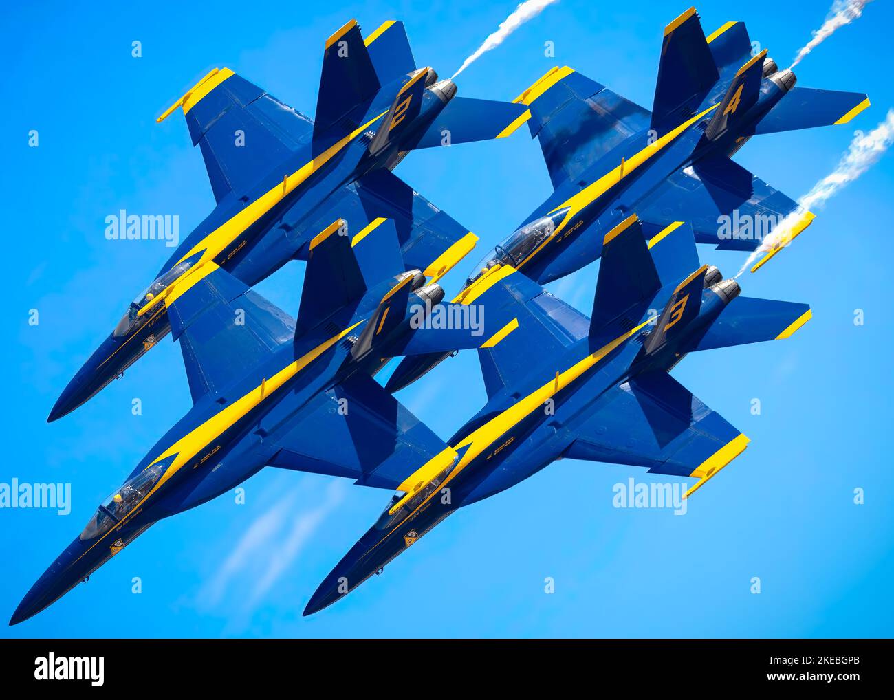 Die US Navy Blue Angels in enger Formation, mit Rauch an, auf der Miramar Airshow 2022 in San Diego, Kalifornien. Stockfoto