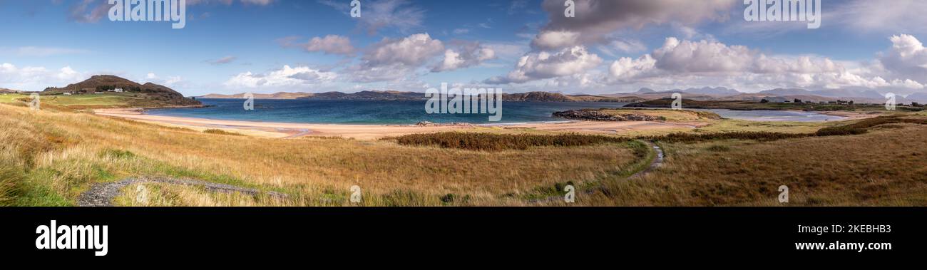 Panoramablick über den Firemore Beach an der atlantischen Nordwestküste Schottlands Stockfoto