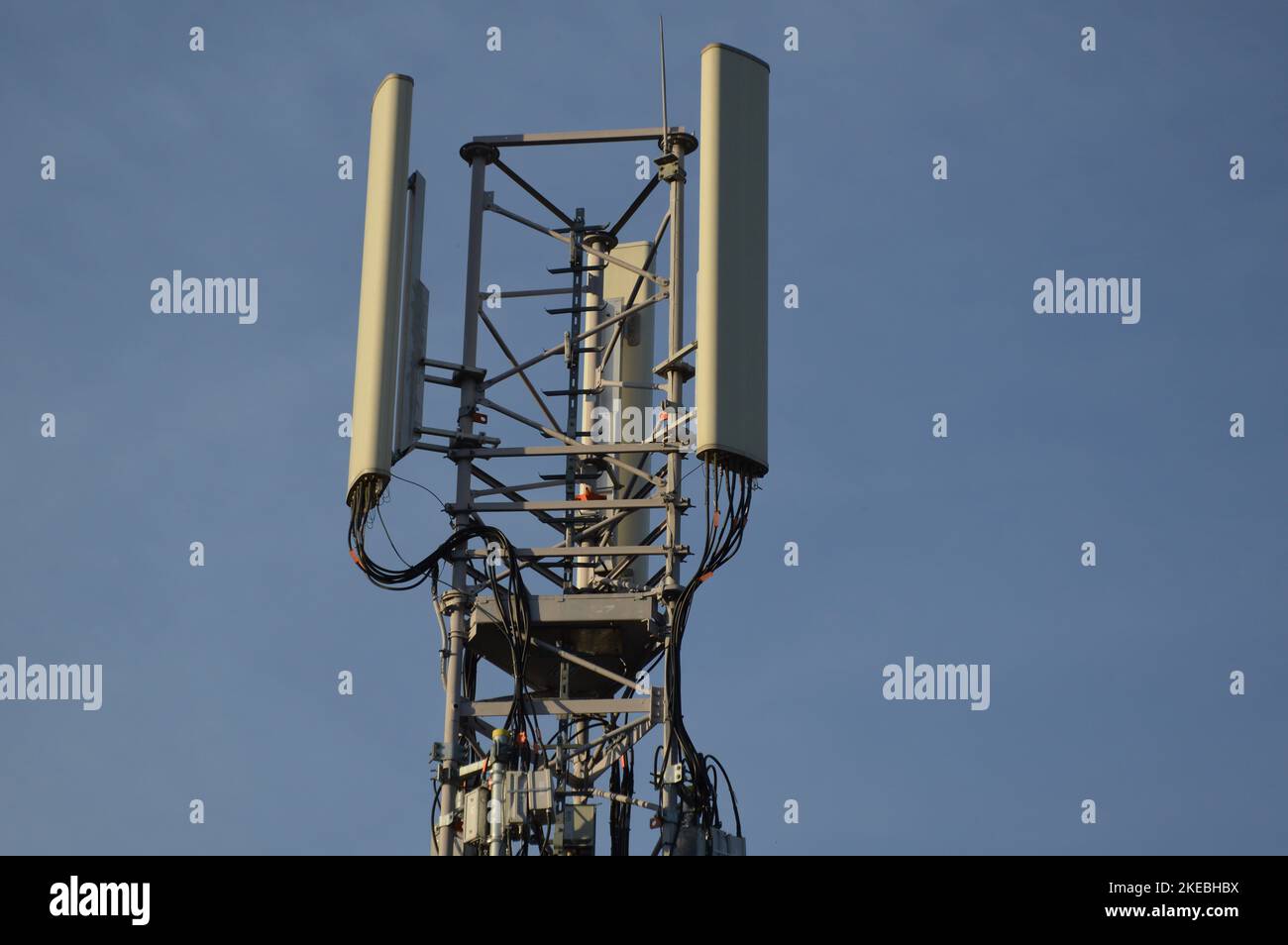 Ein Telecommunication Antennenmast mit blauem Himmel Hintergrund, Frankreich Stockfoto