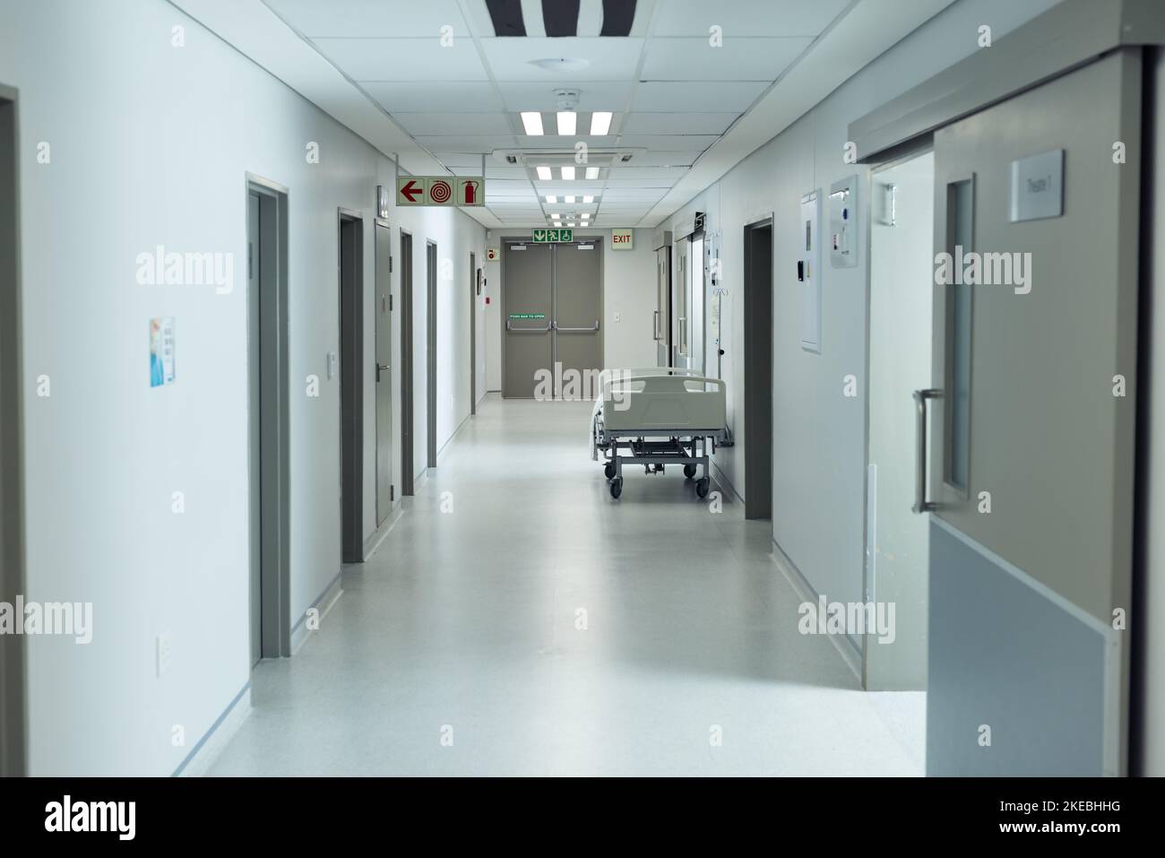 Bewegliches Krankenhausbett in einem leeren Krankenhausflur, Kopierraum Stockfoto