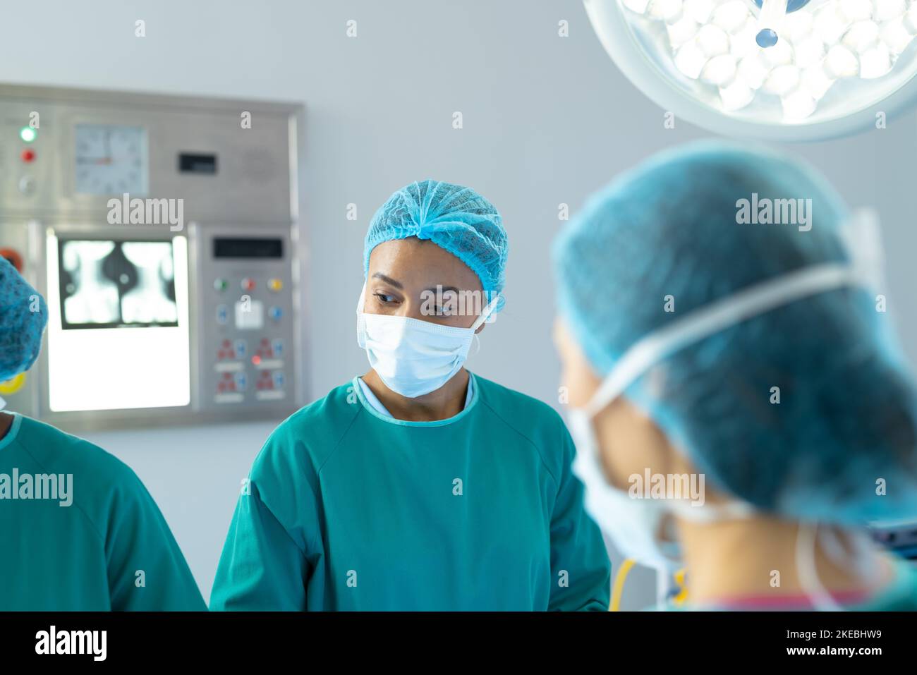 Birassische Chirurg- und Theaterkollegen während der Operation Stockfoto