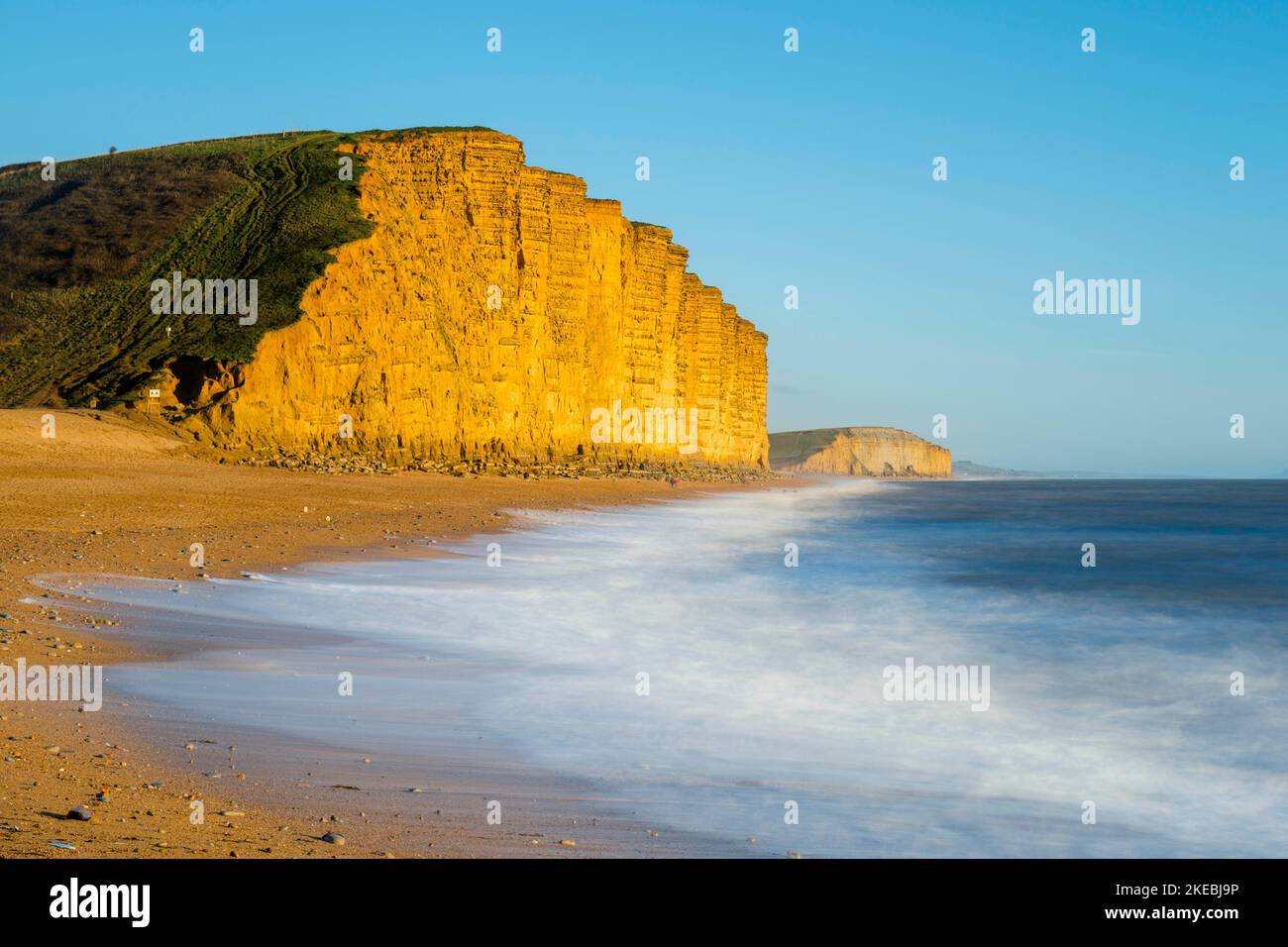 West Bay, Dorset, Großbritannien. 11.. November 2022. Wetter in Großbritannien. An einem Nachmittag mit warmer Herbstsonne ist der Himmel über dem Strand und den Klippen von West Bay in Dorset klar blau. Bildnachweis: Graham Hunt/Alamy Live News Stockfoto