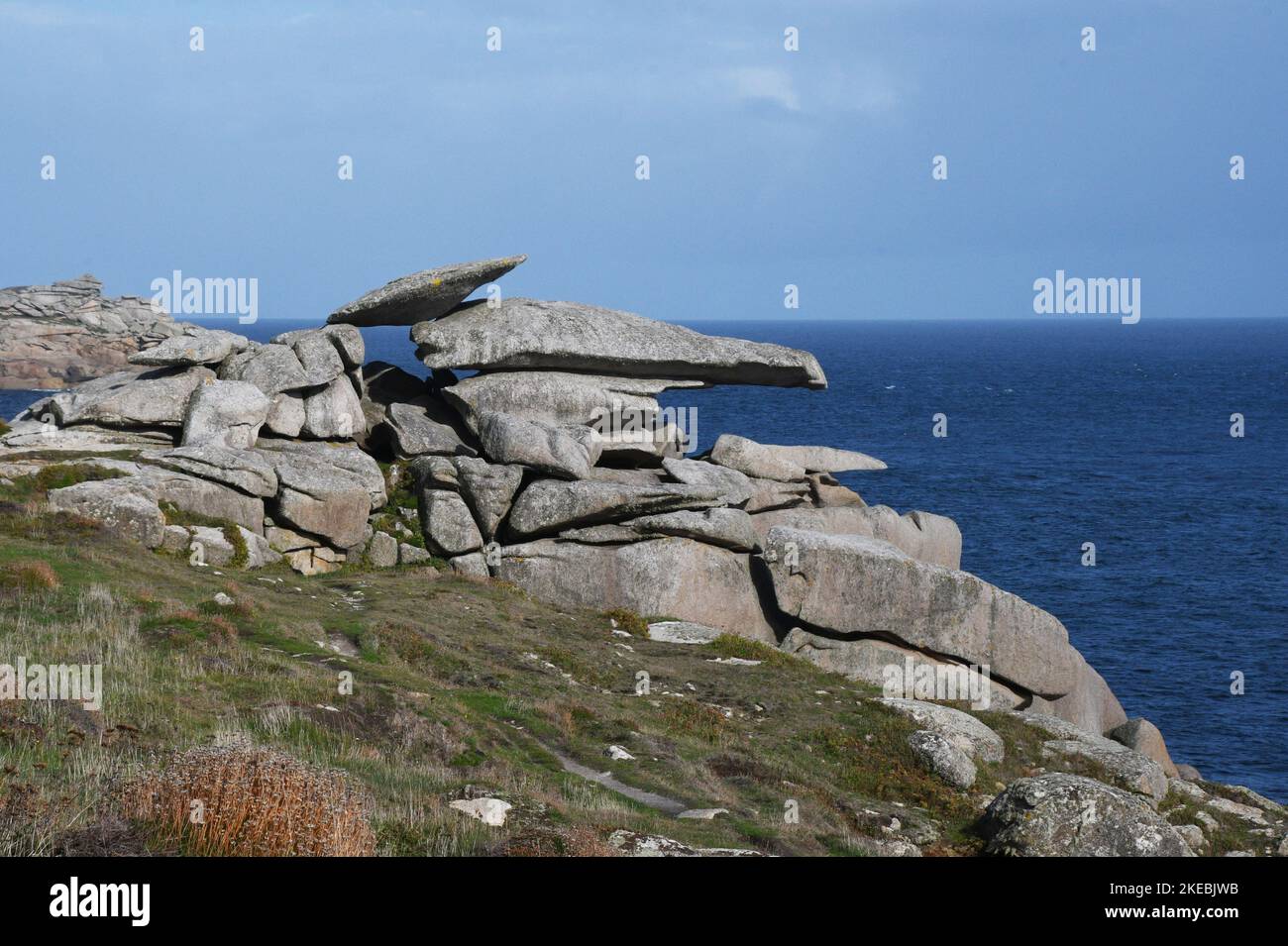Kanzelgestein eine der natürlichen Skulpturen, die durch die Verwitterung des grobkörnigen Hercynian Granits auf Peninnis Head auf der größten Insel von St.Marys gebildet wurde Stockfoto