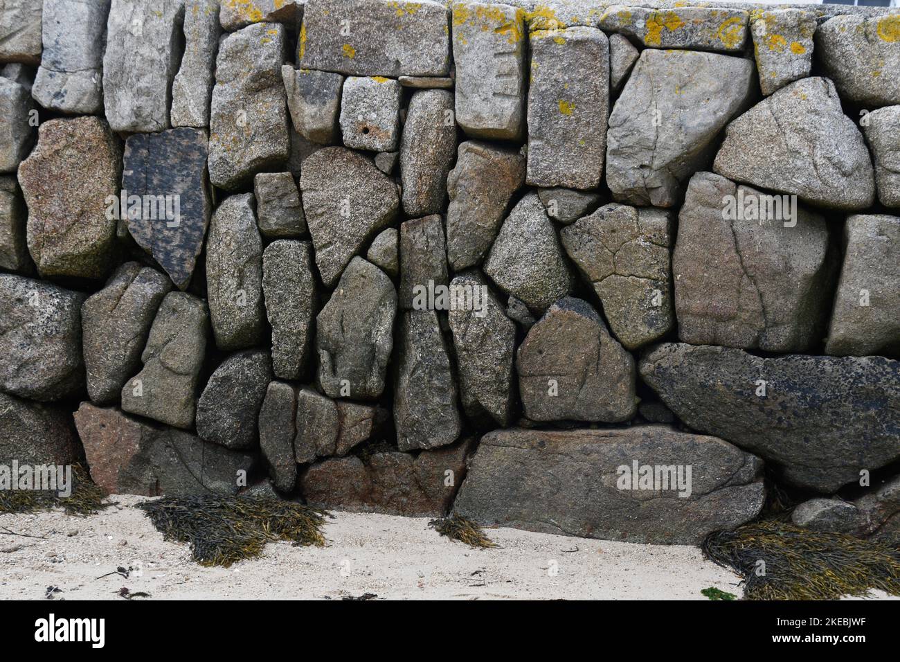 Granitblöcke bilden den Kai des Hafens in New Grimsby auf der Insel Tresco in den Isles of Scilly archepelago vor der Küste von Cornwall. Stockfoto