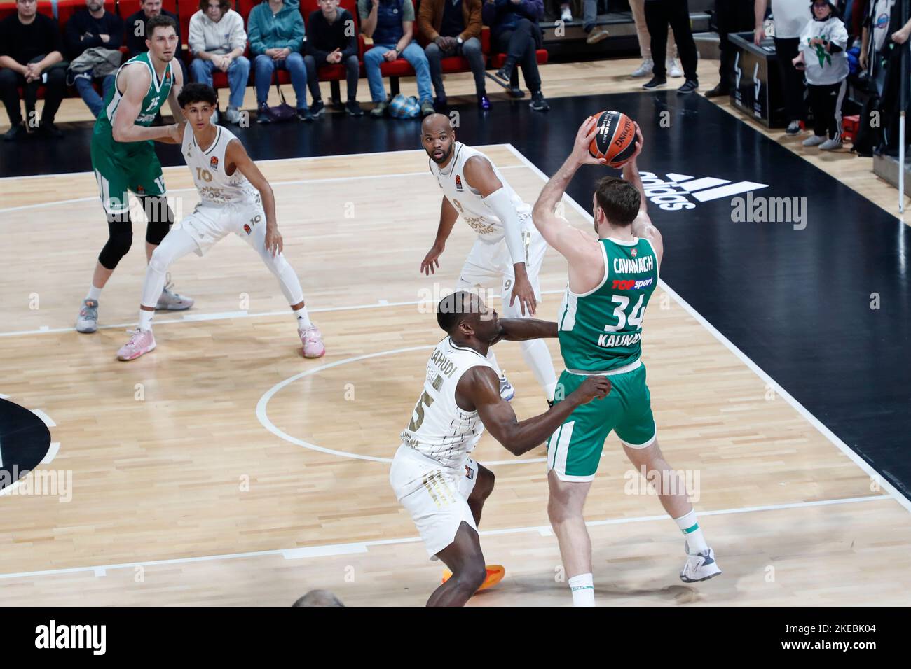 Tyles CAVANAUGH von Zalgiris Kaunas und Charles KAHUDI von Lyon und Alex TYUS von Lyon und Zacchie RISACHER von Lyon und Laurynas BIRUTIS von Zalgiris Kaunas während des Euroleague-Basketballspiels von Turkish Airlines zwischen LDLC ASVEL Villeurbanne und Zalgiris Kaunas am 10. November 2022 im Astroballe in Villeurbanne, Frankreich - Foto Romain Biard / Isports / DPPI Stockfoto