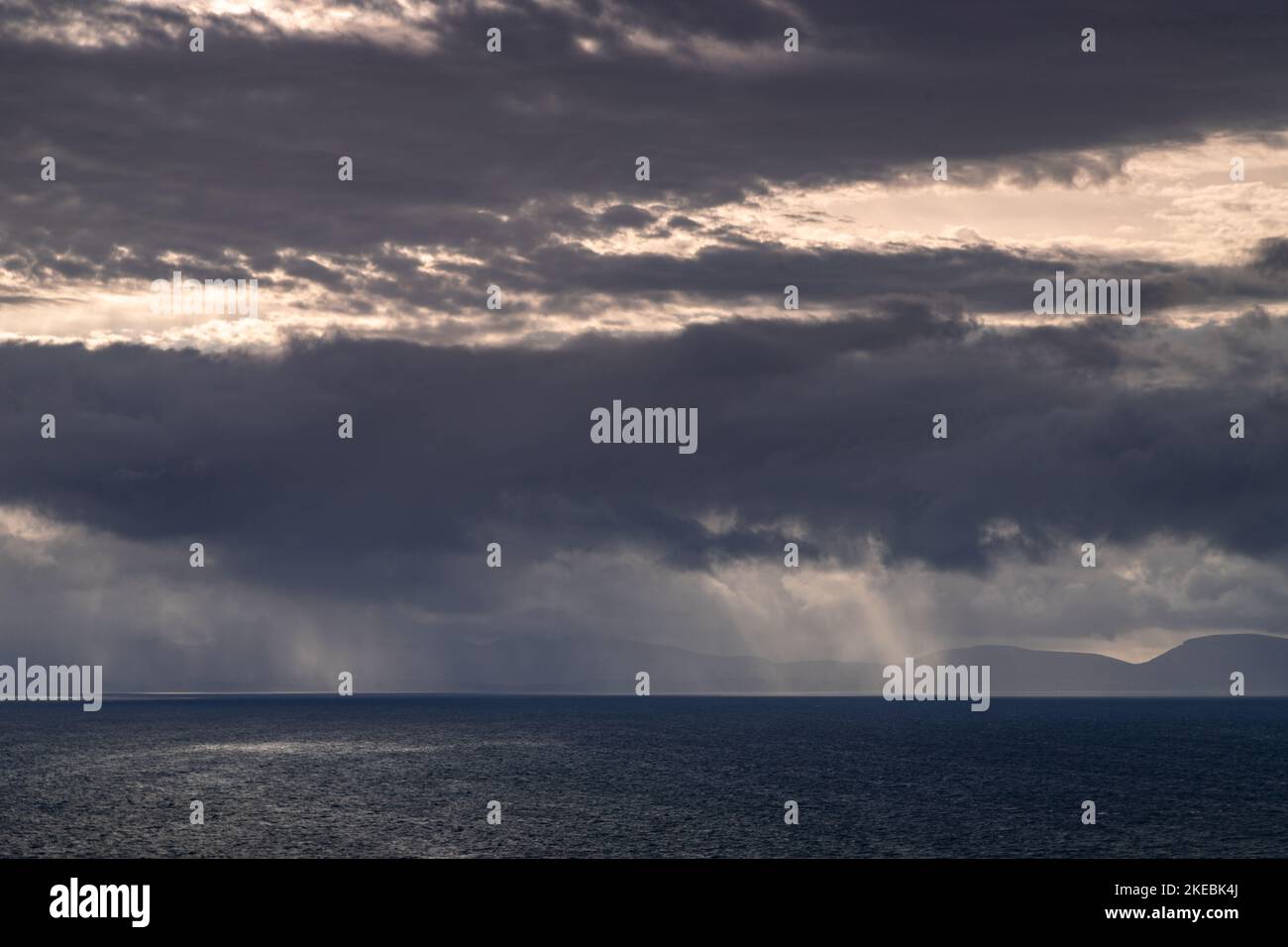 Sonnenstrahlen über dem Atlantik von der Nordwestküste Schottlands Stockfoto