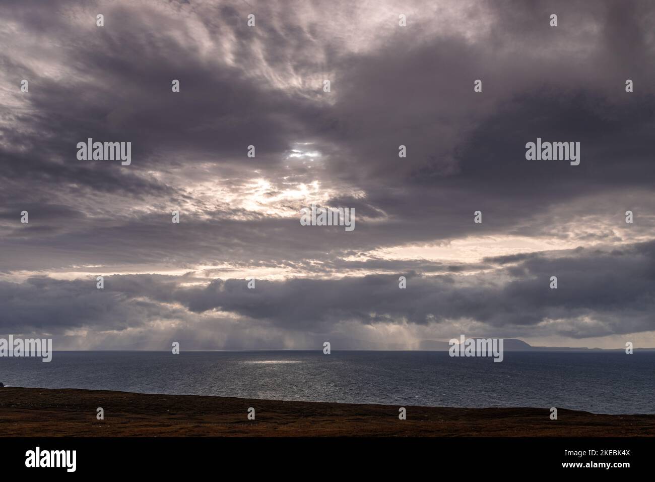 Sonnenstrahlen über dem Atlantik von der Nordwestküste Schottlands Stockfoto