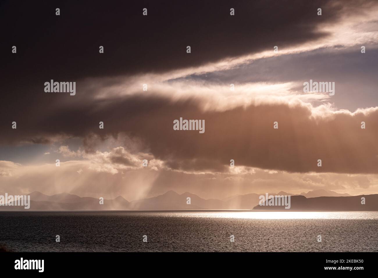 Sonnenstrahlen über dem Atlantik von der Nordwestküste Schottlands Stockfoto