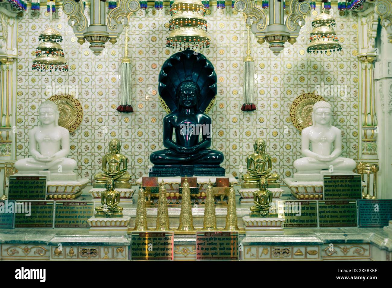 Jina-Bilder vom berühmten Gajaratha Digambar Jain-Tempel von Rohtak Stockfoto