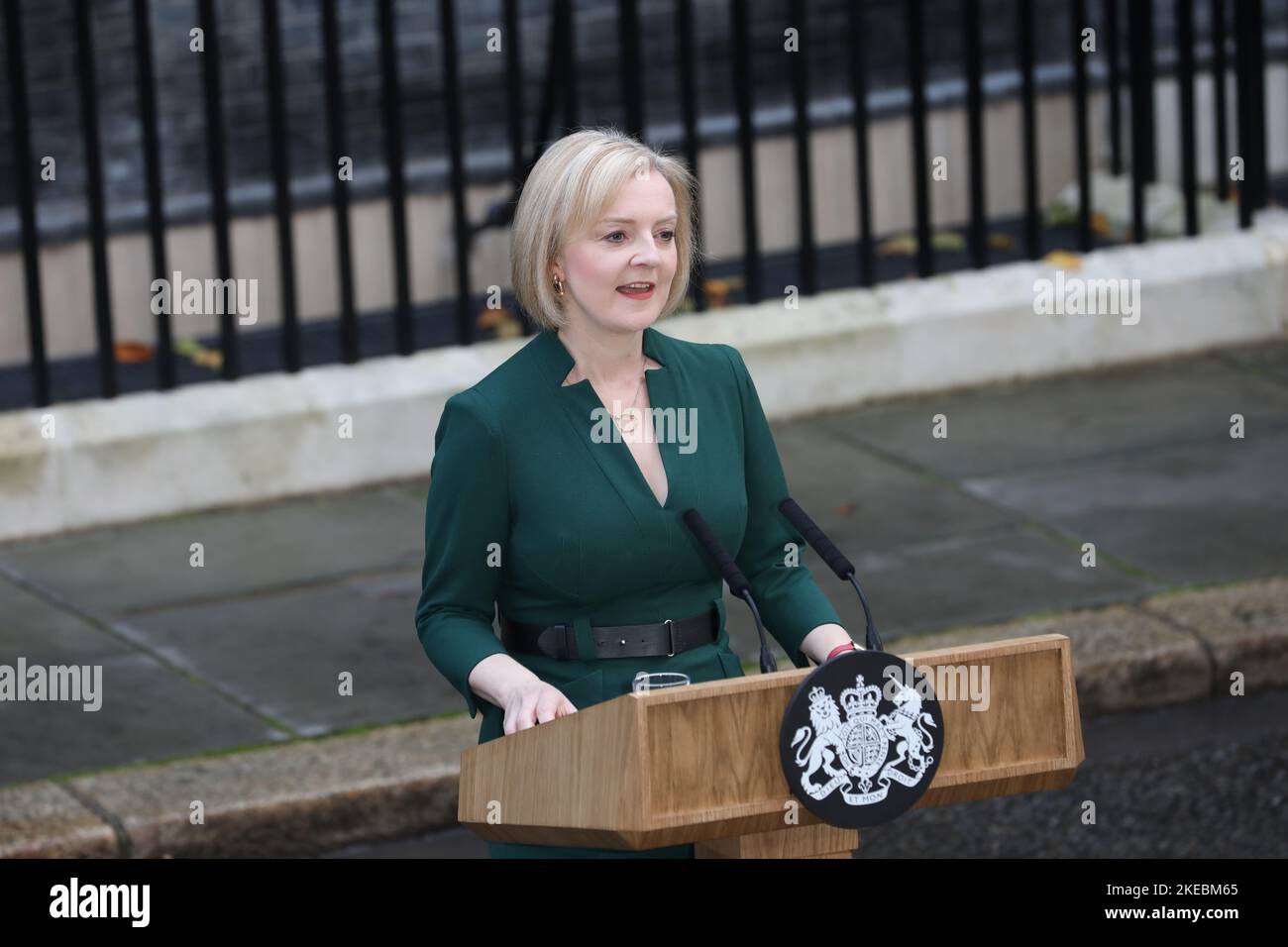 Die Premierministerin Liz Truss verlässt No10 zum letzten Mal, bevor Rishi Sunak die neue Premierministerin übernimmt. Stockfoto