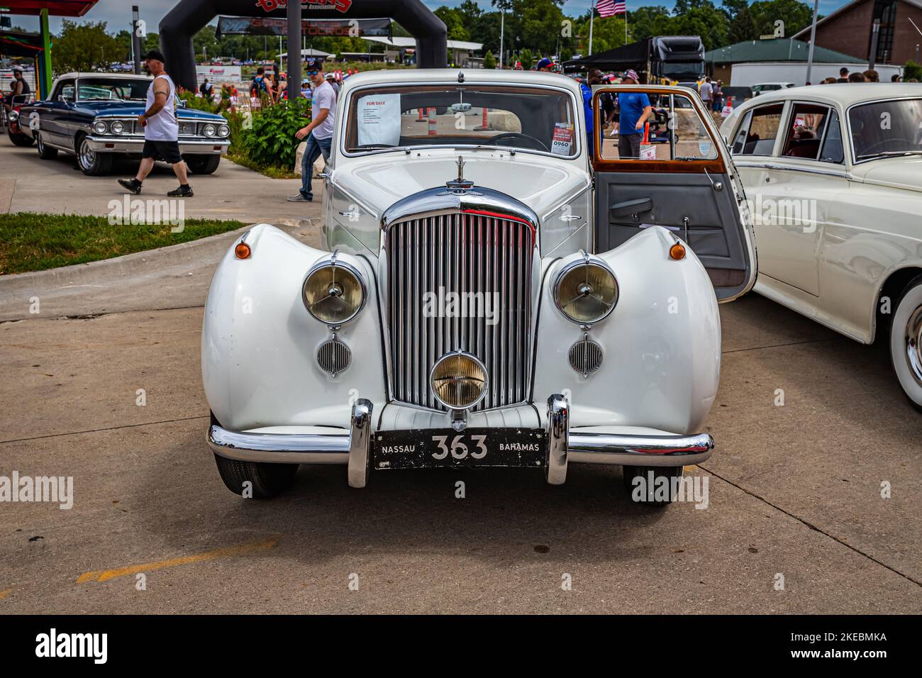 Des Moines, IA - 02. Juli 2022: Vorderansicht einer Bentley Mark VI Standard Limousine aus dem Jahr 1951 auf einer lokalen Automobilausstellung. Stockfoto