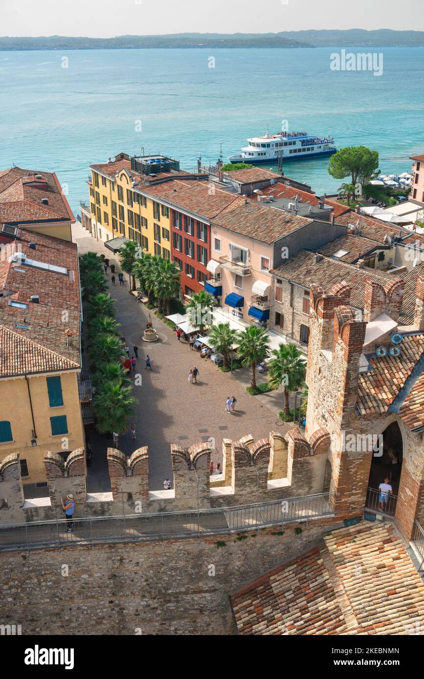 Sirmione Gardasee, Blick im Sommer von der Burg Scaligero auf die Piazza Castello am Seeufer in der malerischen Stadt Sirmione am Gardasee, Lombardei, Italien Stockfoto