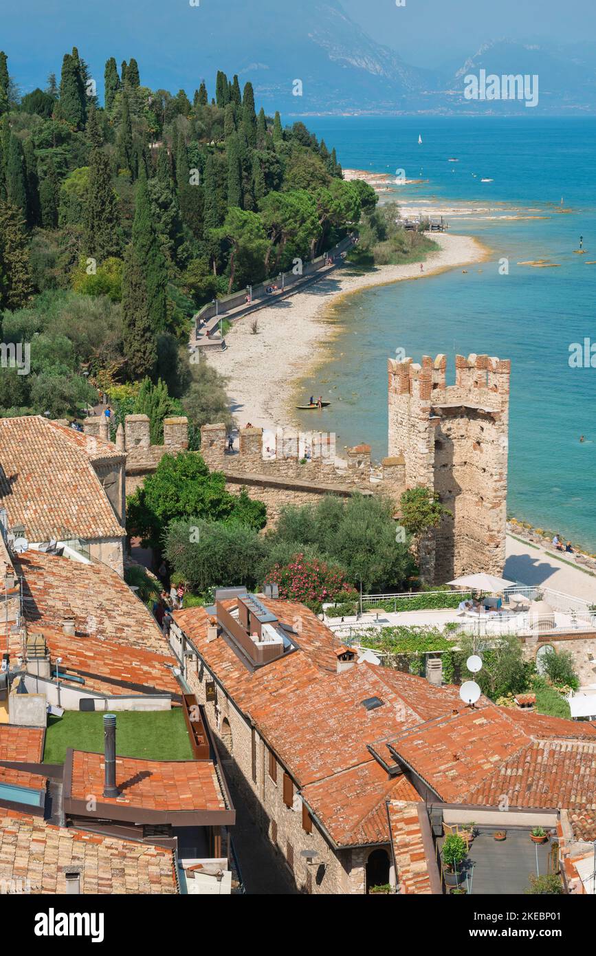 Sirmione Strand, Blick über die malerischen Dächer von Sirmione zum Strand am Ostufer der Halbinsel Sirmione, Gardasee, Lombardei Italien Stockfoto
