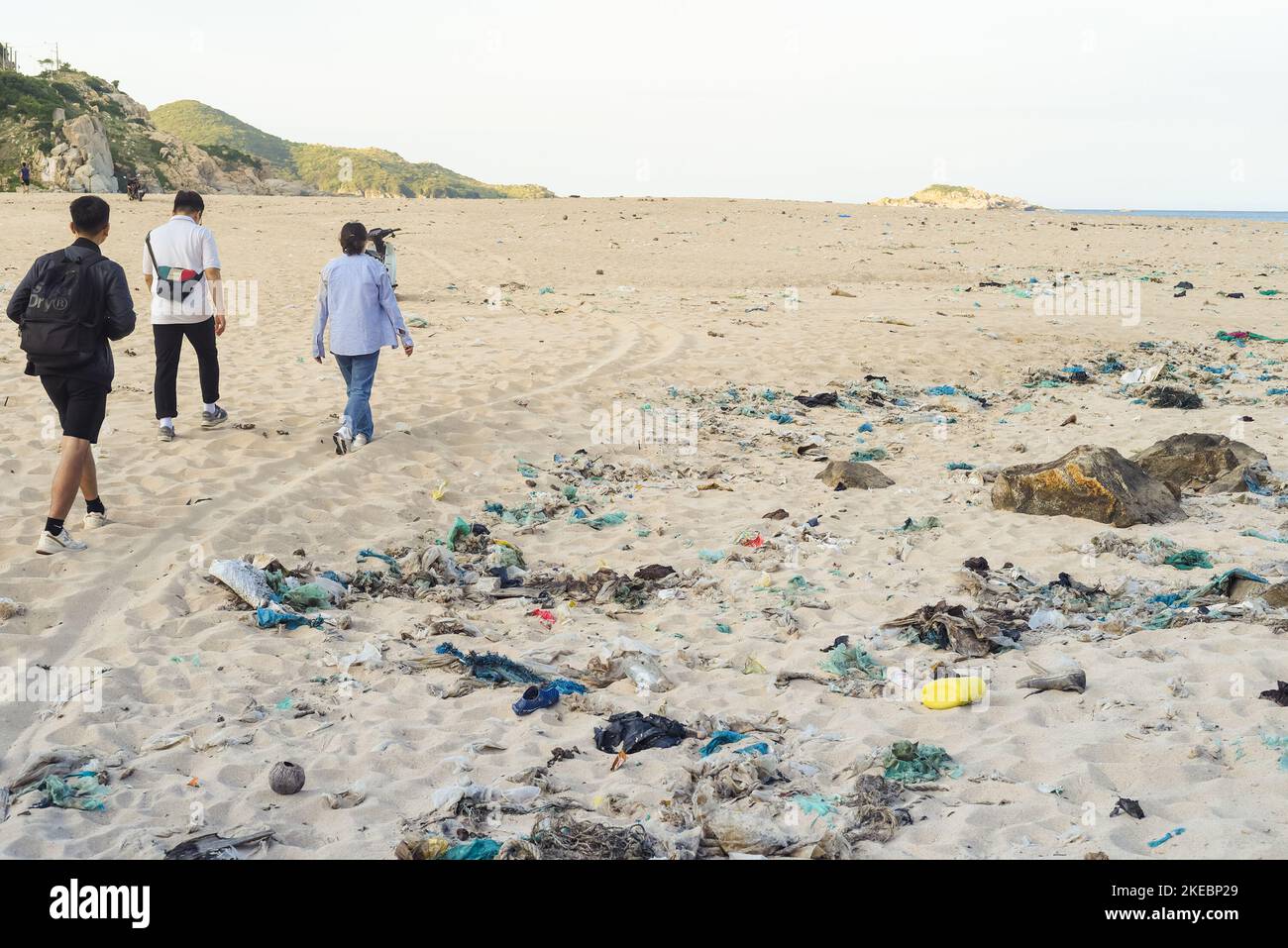 Khanh Hoa, Vietnam - 23. August 2022: Schrecklicher Blick auf den schmutzigen Strand in der Provinz Khanh Hoa mit Vietnamesen, die zum Meer gehen Stockfoto