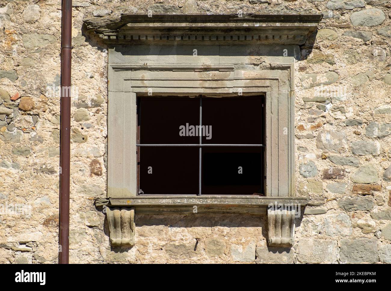 Ein altes Fenster mit einem verfallenden Türsturz in Pontremoli, Italien Stockfoto