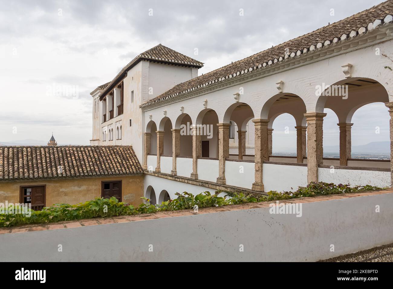 Alhambra Granada Spanien - 09 14 2021: Blick auf das Hauptgebäude des Garden Water Channel, auf die Gärten des Generalife, ein klassisches Gebäude in der Alhambra Stockfoto