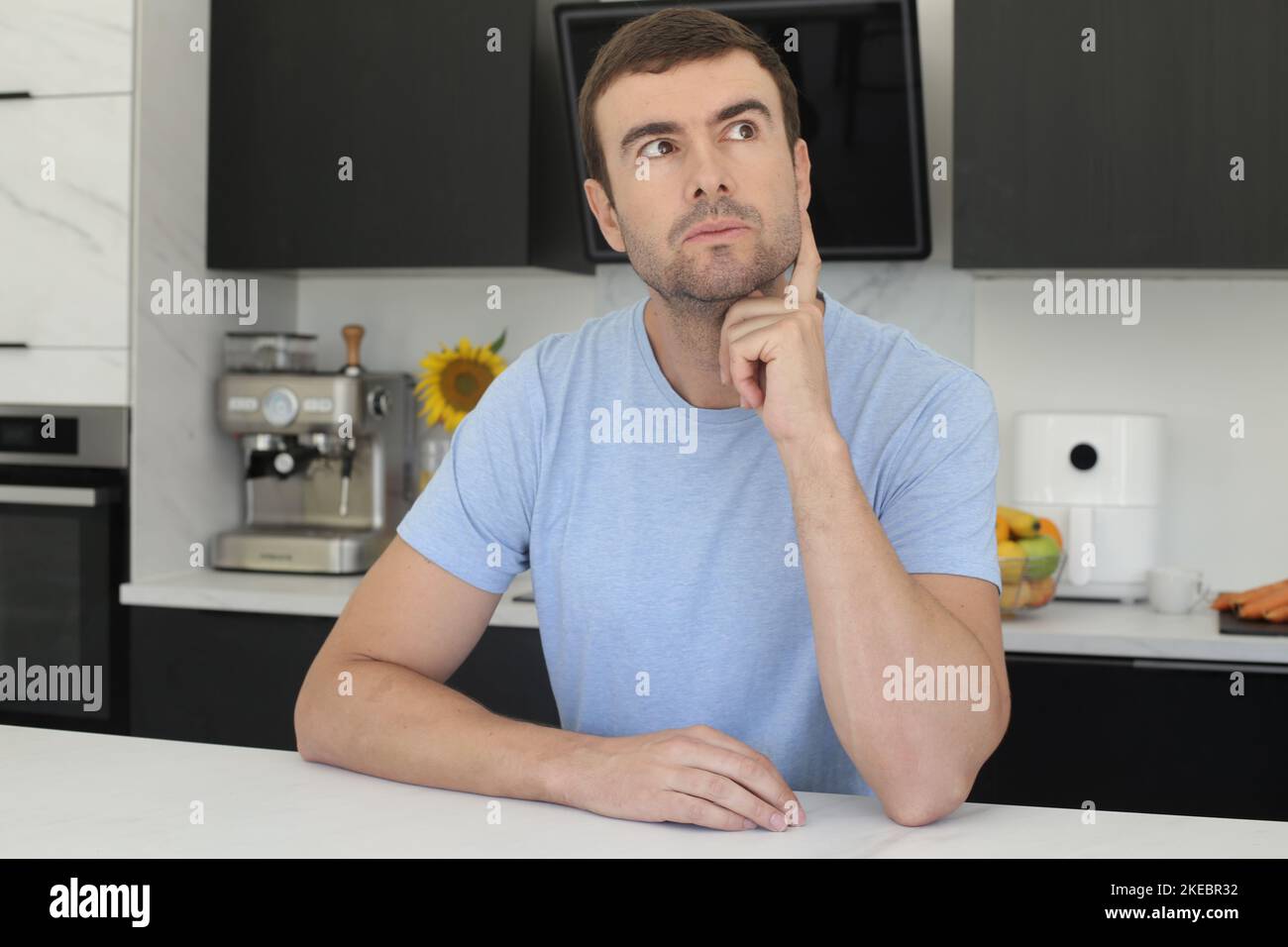 Fantasievoller Mann in der Küche Stockfoto