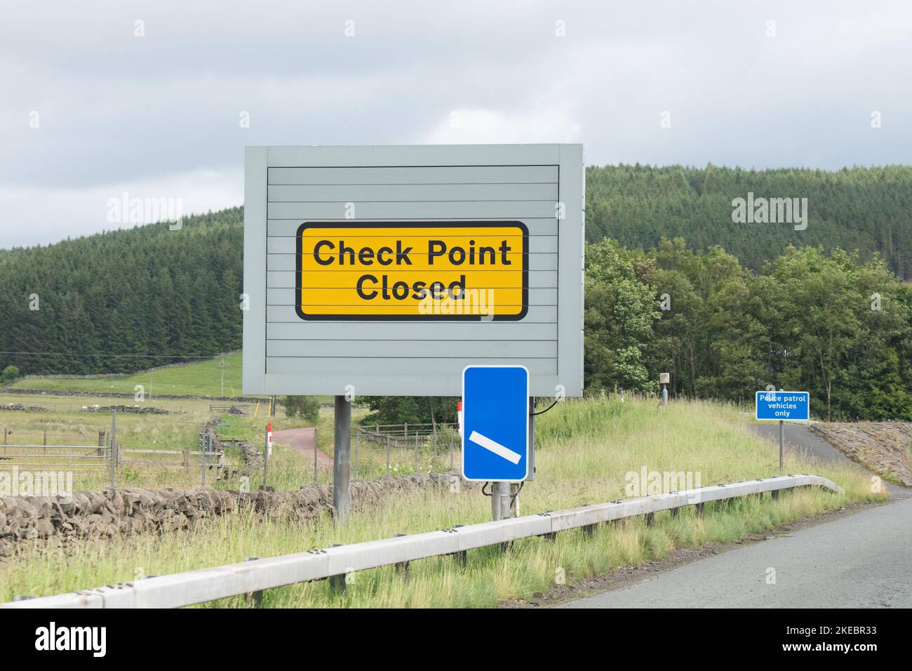 Check Point Closed sign, Beattock Check site, Beattock Summit, M74 Southbound, Schottland, VEREINIGTES KÖNIGREICH Stockfoto
