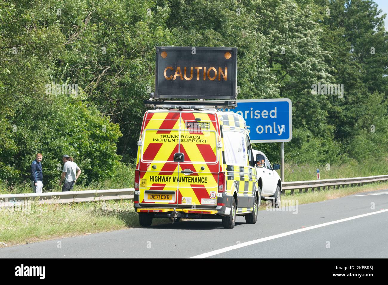 Amey Trunk Road Incident Support Service (TISS) Fahrzeug mit Warnschild, das den Fahrer auf eine Panne auf der harten Schulter der Autobahn, Großbritannien, hinweist Stockfoto