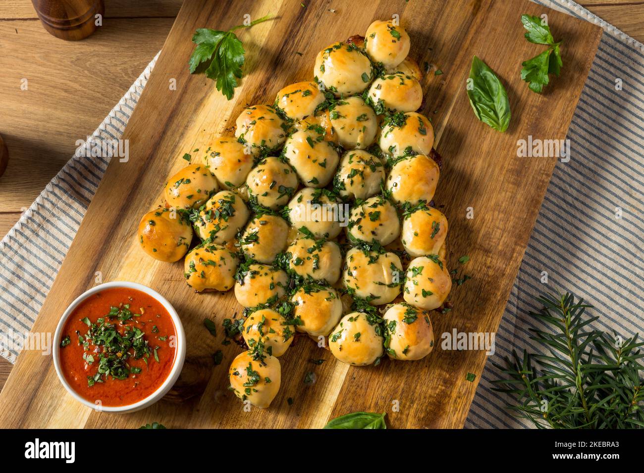 Hausgemachtes Pull Apart Christmas Tree Pizzabrot mit Marinara Sauce Stockfoto