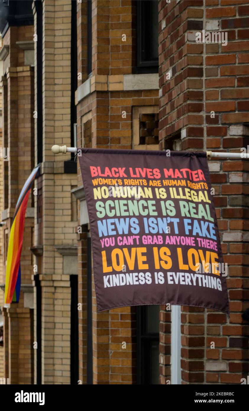 Schwarzes Banner mit Leben und Materie, das vor einem Haus in Windsor Terrace, Brooklyn, NYC, fliegt Stockfoto