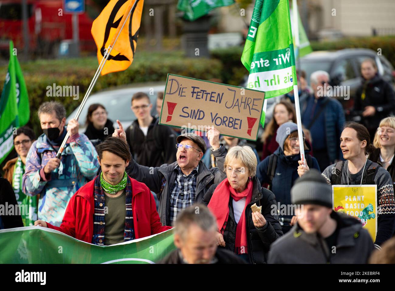 Am 11. November 2022 versammelten sich rund 292 Menschen unter dem Motto Soeders Klimamärchen, um gegen die Änderung des bayerischen Klimaschutzgesetzes zu demonstrieren. Die Aktivisten von Fridays for Future und Bund-Jugend beklagten sich, dass es reine Erscheinungsform-Politik sei. (Foto von Alexander Pohl/Sipa USA) Stockfoto